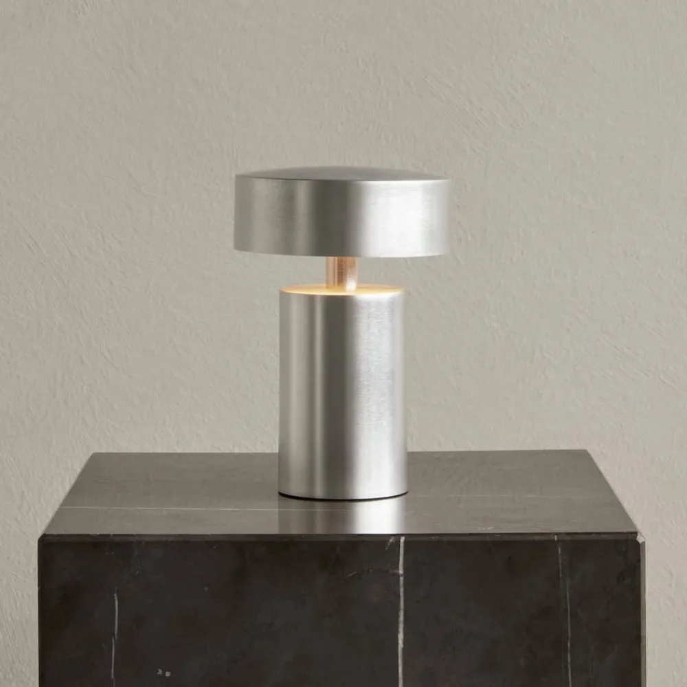 Audo Copenhagen Audo Column bordlampe, batteri, IP44, alu| Dekorasjonsbelysning