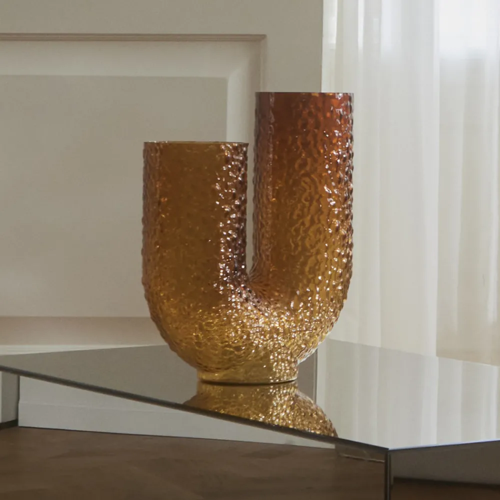 AYTM Arura-vase, ravfarget, høyde 40 cm, bredde 34 cm, glass