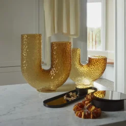 AYTM Arura-vase, ravfarget, høyde 40 cm, bredde 34 cm, glass