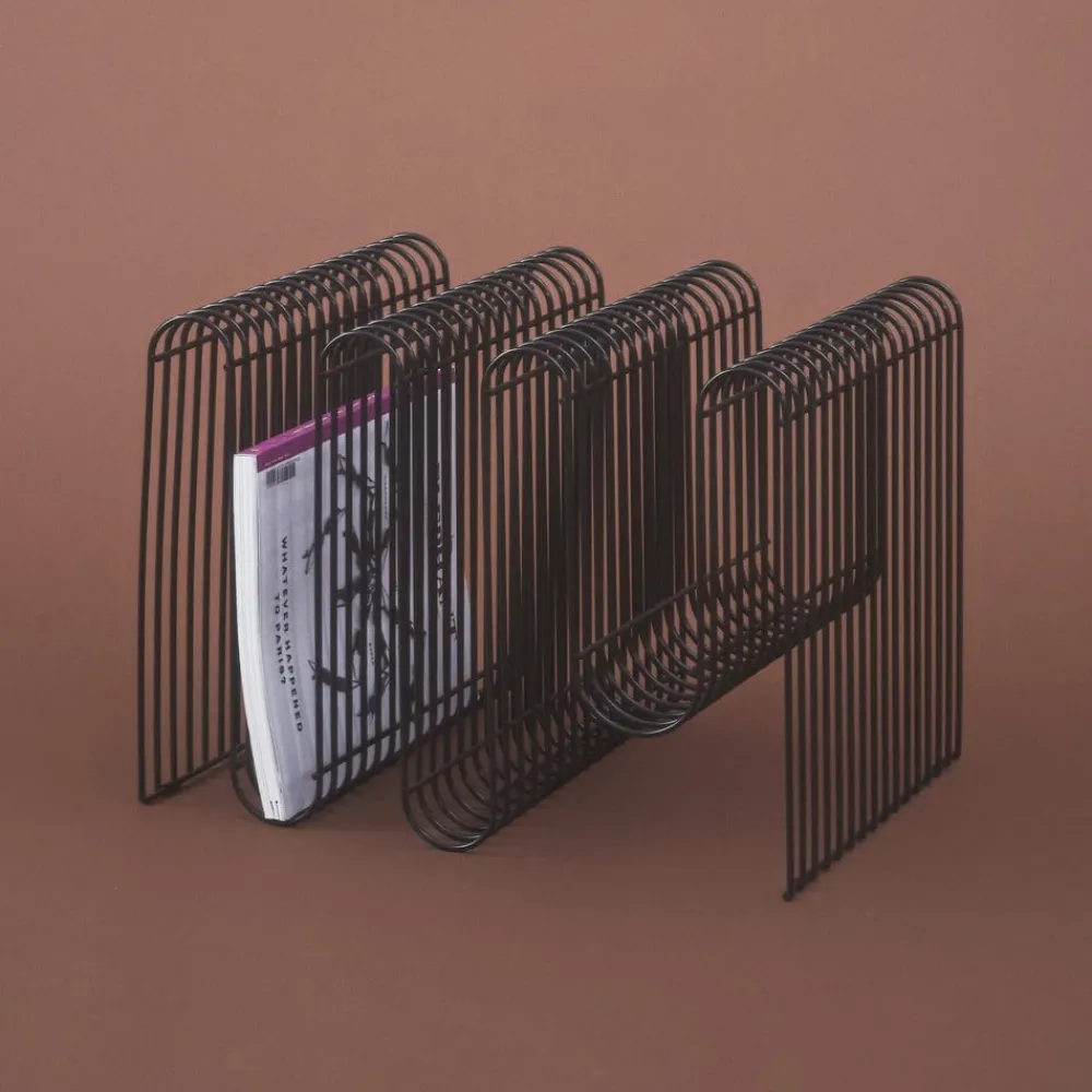 AYTM Curva magasinholder, svart, bredde 40 cm, stål| Møbel Og Interiør