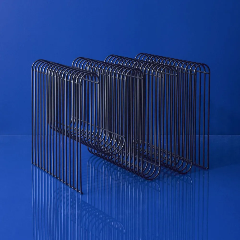 AYTM Curva magasinholder, svart, bredde 40 cm, stål| Møbel Og Interiør