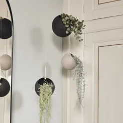 AYTM Globe blomsterpotte, hengende, Ø 21 cm, svart, aluminium Discount