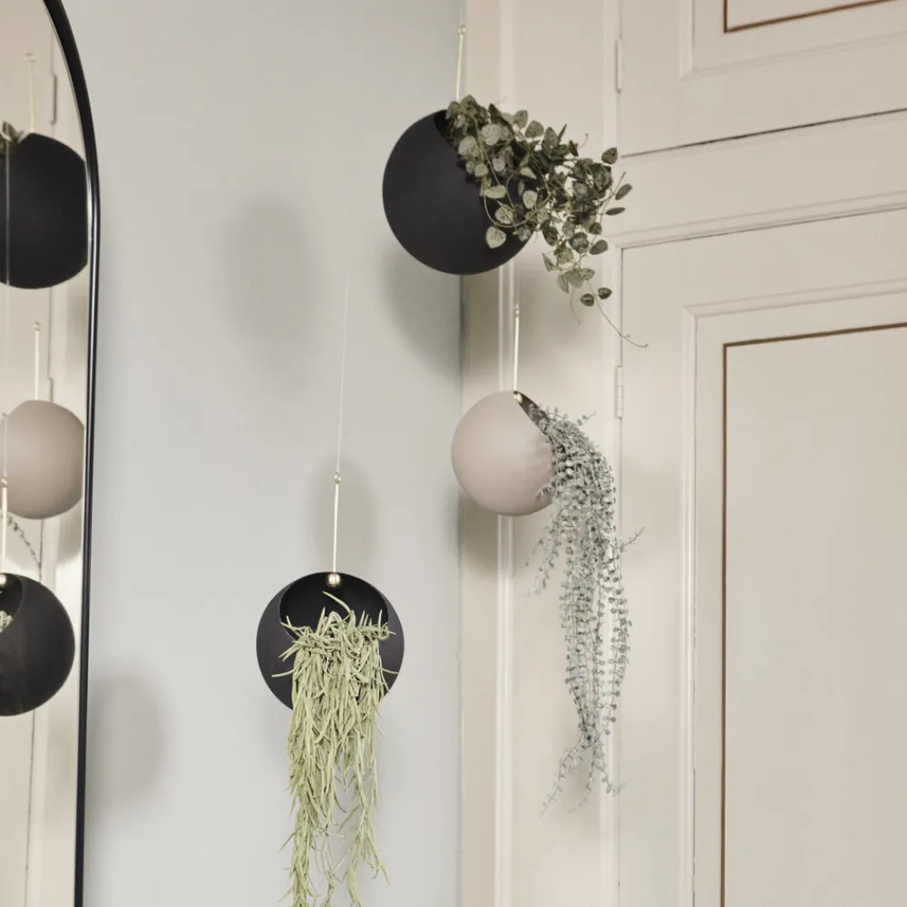 AYTM Globe blomsterpotte, hengende, Ø 21 cm, svart, aluminium Discount