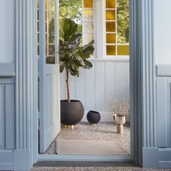 AYTM Globe blomsterpotte, Ø 37 cm, svart, aluminium, stål| Møbel Og Interiør