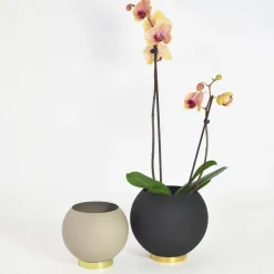 AYTM Globe blomsterpotte, Ø 21 cm, svart, aluminium, stål Clearance