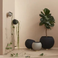 AYTM Globe veggblomsterkrukke, Ø 21 cm, svart, aluminium| Møbel Og Interiør