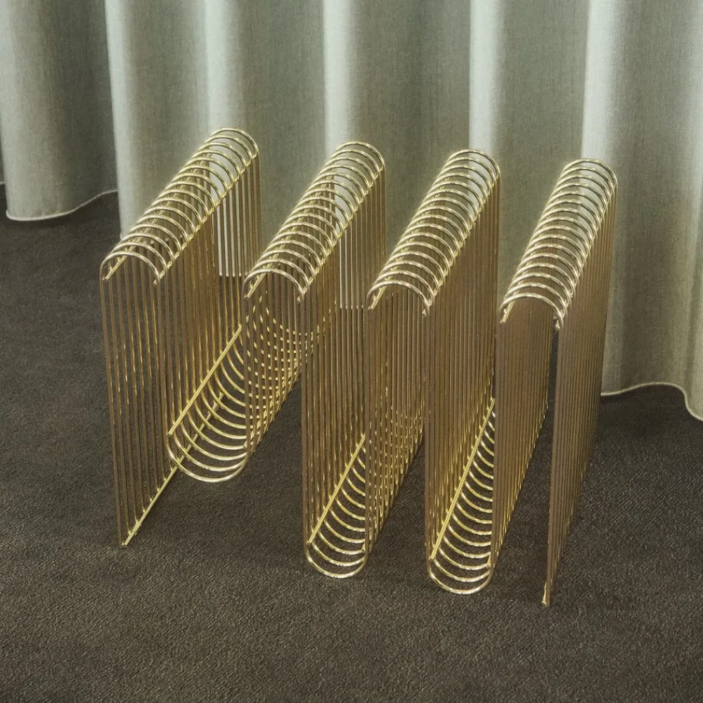 AYTM Magasinholder Curva, gull, bredde 40 cm, stål| Møbel Og Interiør