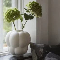 AYTM Uva-vase, keramikk, hvit, Ø 26 cm, drueform| Møbel Og Interiør