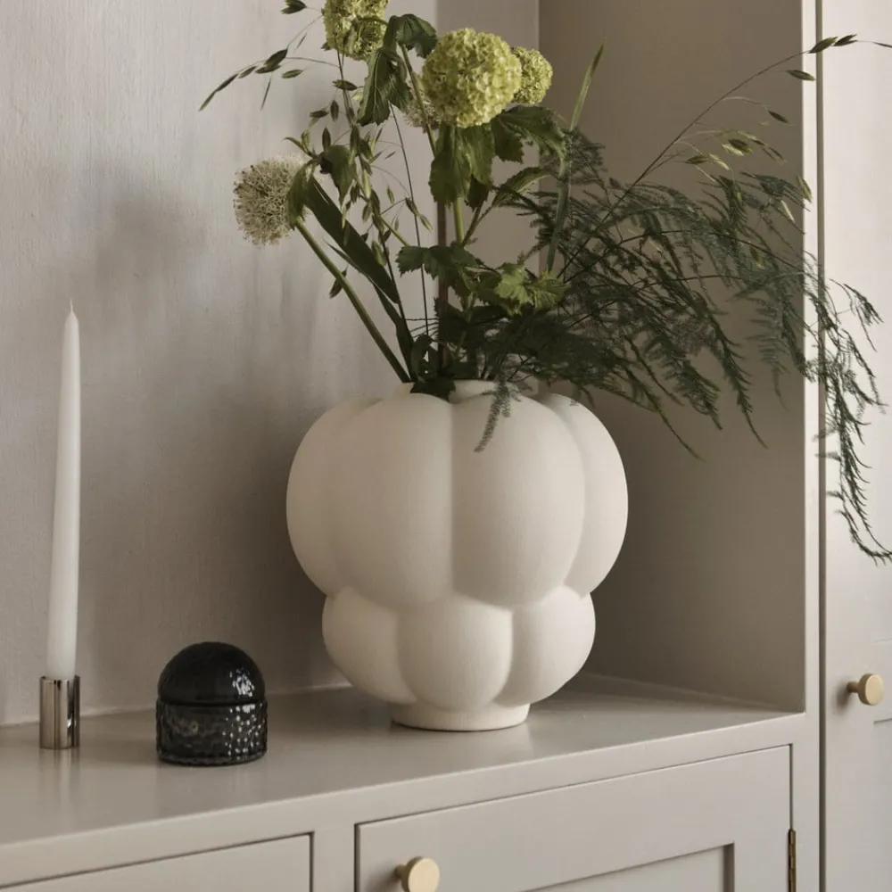AYTM Uva-vase, keramikk, hvit, Ø 26 cm, drueform| Møbel Og Interiør