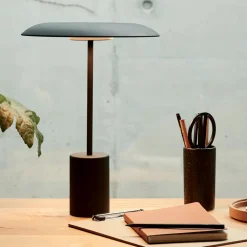 Beacon Lighting Beacon LED-bordlampe Smith, svart, metall, USB-port Best