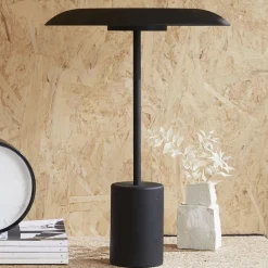 Beacon Lighting Beacon LED-bordlampe Smith, svart, metall, USB-port Best