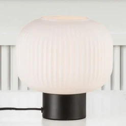 Nordlux Bordlampe Milford med glasskjerm, svart fot Best