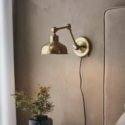 Markslöjd Grimstad vegglampe, antikk messingfarge, jern, støpsel Best