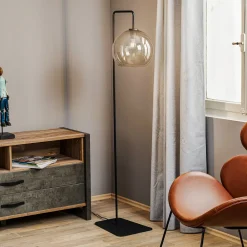 Nowodvorski Lighting Gulvlampe Monaco med glasskule skjerm Online