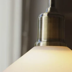Markslöjd Hengelampe Vela, hvit/gammel messing, glass/jern Ø 25 cm plugg| Pendellamper