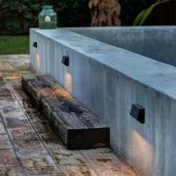 FARO BARCELONA Kantet utendørs LED-vegglampe Must, bredde 9,6 cm Best