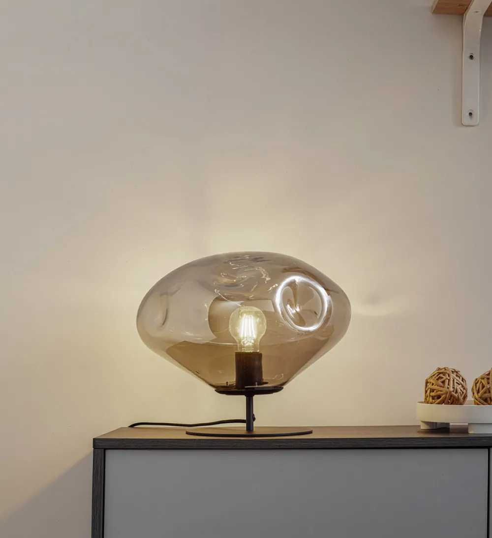 Lindby bordlampe Lelia, røykgrå, glass, metall, Ø 35 cm Hot