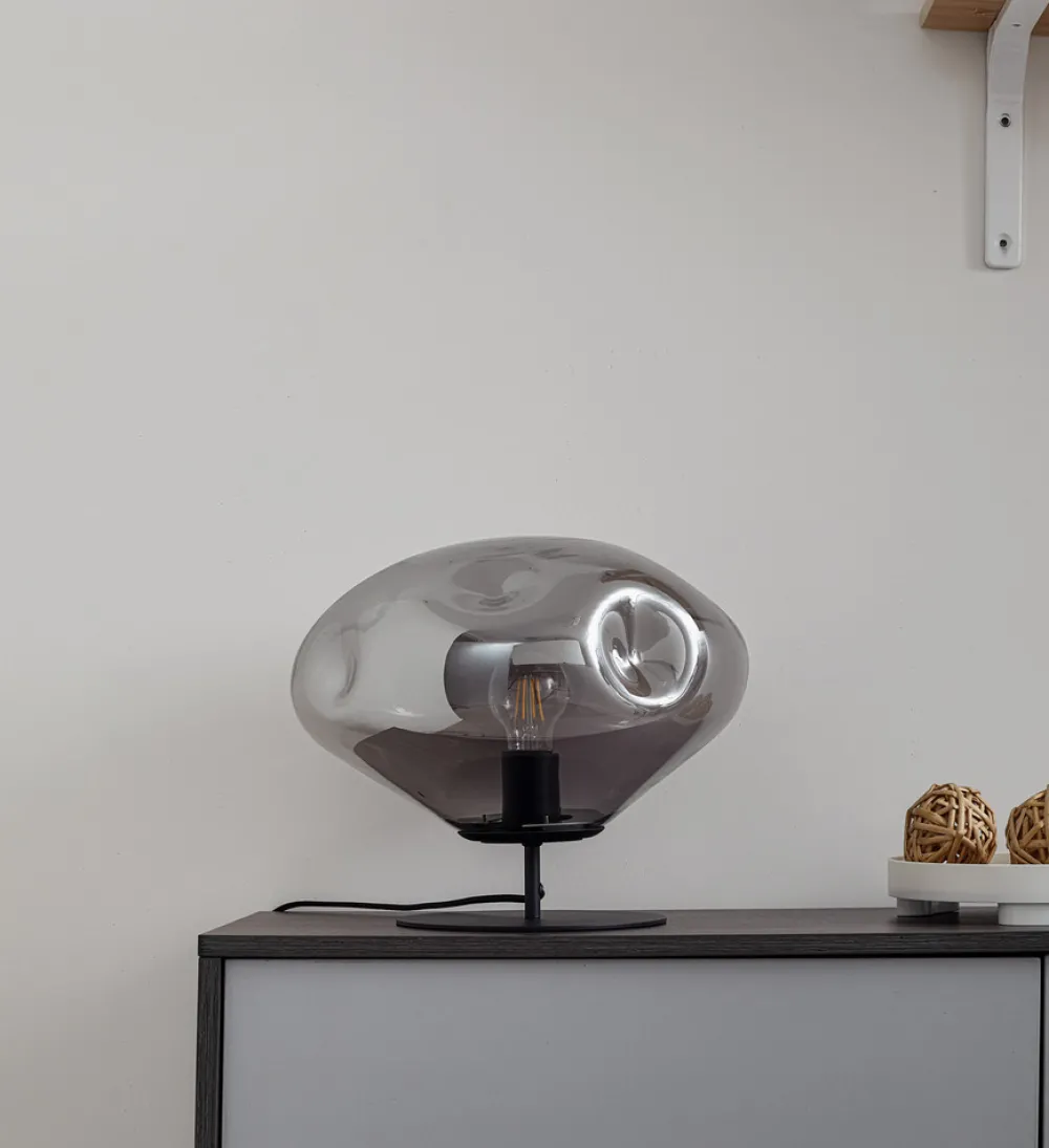 Lindby bordlampe Lelia, røykgrå, glass, metall, Ø 35 cm Hot