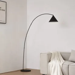 Lindby buelampe Triangolo, svart, høyde 195 cm, metall E27| Gulvlamper