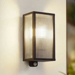 Lindby utendørs vegglampe Peldar, sensor, riflet, IP44, E27| Vegglamper Med Sensor|Utebelysning Med Sensor