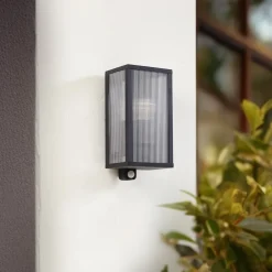 Lindby utendørs vegglampe Peldar, sensor, riflet, IP44, E27| Vegglamper Med Sensor|Utebelysning Med Sensor