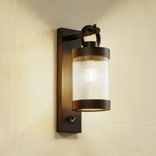 Lindby utendørs vegglampe Yrene, 20 cm, svart, sensor, riffle Clearance