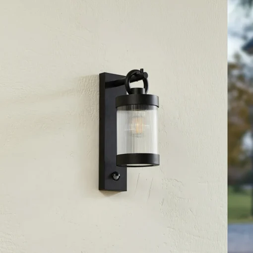 Lindby utendørs vegglampe Yrene, 20 cm, svart, sensor, riffle Clearance
