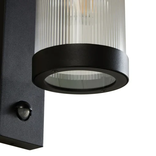 Lindby utendørs vegglampe Yrene, 20 cm, svart, sensor, riffle Clearance