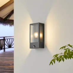 Lindby utendørs vegglampe Ilana, svart, sensor, IP44, E27 Outlet
