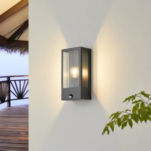 Lindby utendørs vegglampe Ilana, svart, sensor, IP44, E27 Outlet