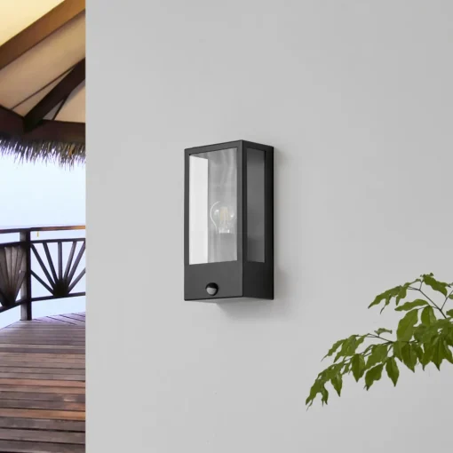 Lindby utendørs vegglampe Ilana, svart, sensor, IP44, E27 Outlet