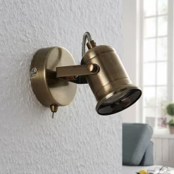 Lindby vegglampe Anze, 10 m, antikk messing, bryter Hot