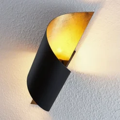Lindby vegglampe Vanni, svart/gull, metall, høyde 57 cm| Design- Og Hotellbelysning|Vegglamper