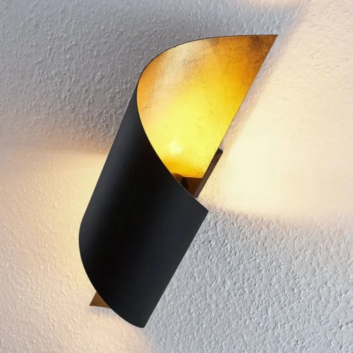 Lindby vegglampe Vanni, svart/gull, metall, høyde 57 cm| Design- Og Hotellbelysning|Vegglamper