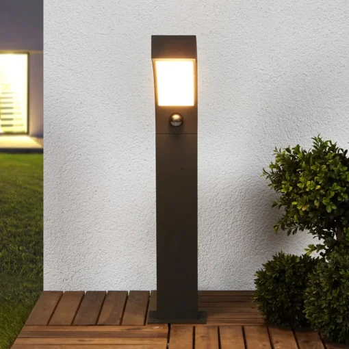Lucande LED-sokkellampe Lennik, sensor, 60 cm, antrasitt| Kommersiell Utebelysning|Led-Utendørs