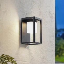 Lucande LED-vegglampe Tilena, svart, aluminium, sensor