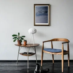 UMAGE Med fjærskjerm - trebeinsbordlampe Eos micro| Bordlamper