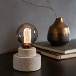 Pauleen Noble Flare dekolampe betong grå| Dekorasjonsbelysning