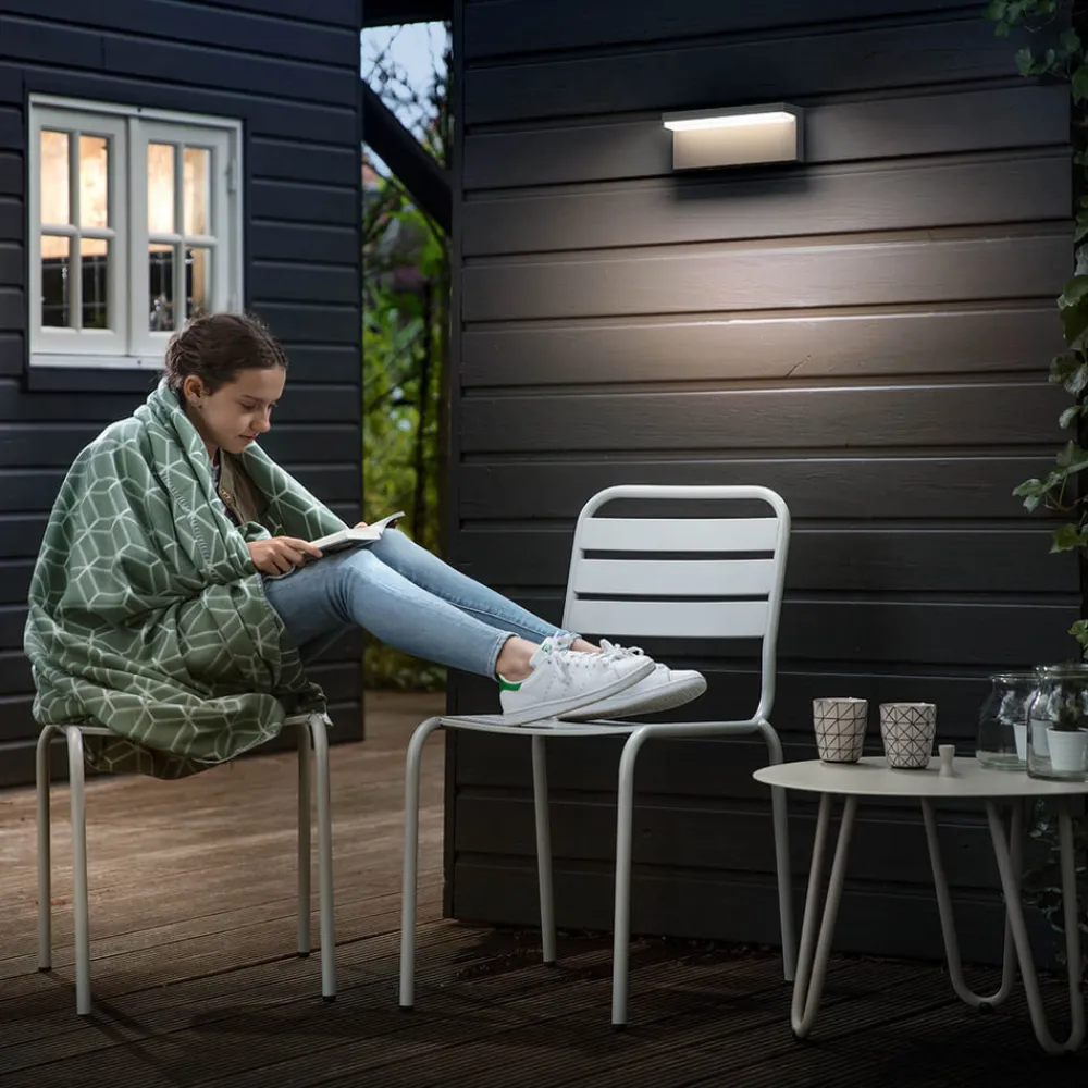 Philips utendørs LED-vegglampe Bustan, 2700 K