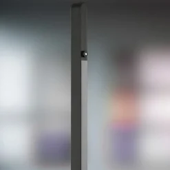 Quitani Talon LED-gulvlampe, anodisert svart matt