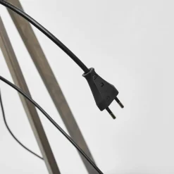 Quitani Thea gulvlampe, grått treverk, svart skjerm| Gulvlamper