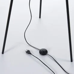 Lindby Trefots-gulvlampe Devon i svart| Gulvlamper