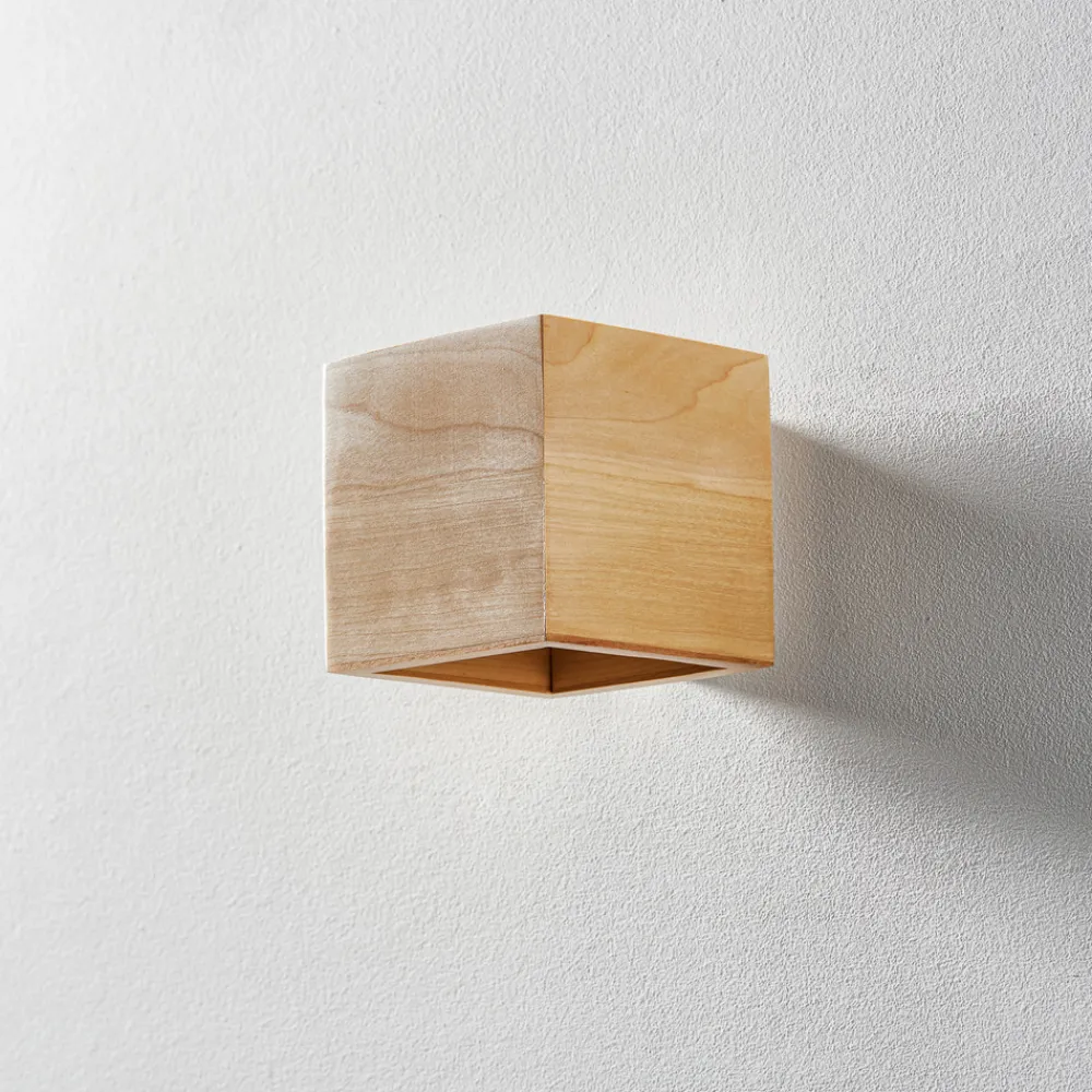 SOLLUX LIGHTING Vegglampe Ara som kube i tre New