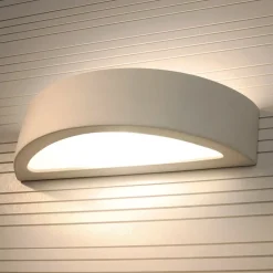 SOLLUX LIGHTING Vegglampe Bow opp/ned i keramikk, hvit, bredde 38 cm| Design- Og Hotellbelysning|Vegglamper