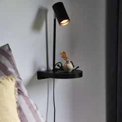 Nordlux Vegglampe Cody, med hylle og USB-port, svart| Vegglamper