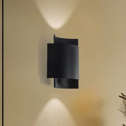 SOLLUX LIGHTING Vegglampe Pako av to stålplater i svart| Vegglamper